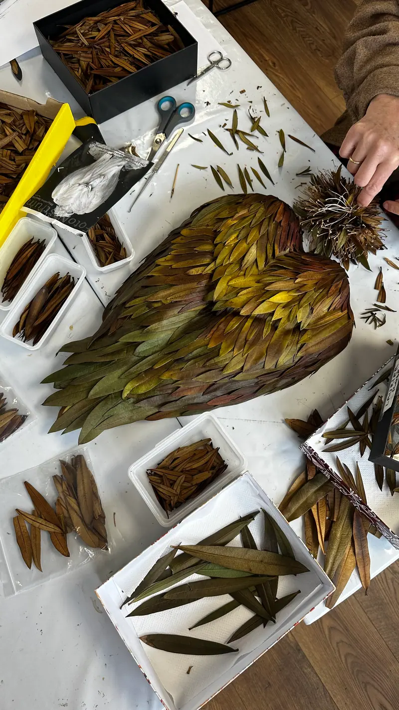 Atelier — L’oiseau de la paix en cours de réalisation